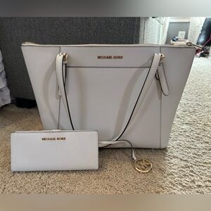 Michael Kors White Purse with Wallet!🤍